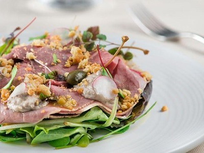 Vitello Tonnato con valeriana e polvere di tarallo